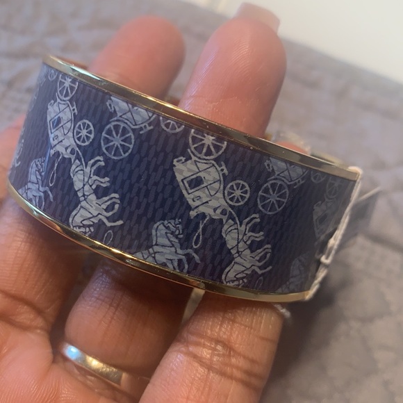 COACH HORSE 🩵 💙 🤍🐎 & CARRIAGE BANGLE - Picture 1 of 3